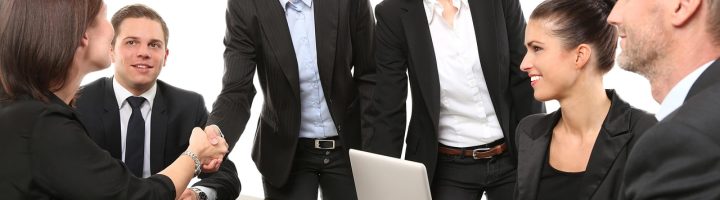 xnx18内容审核团队工作场景，专业编辑在明亮办公室中进行内容质量把关
